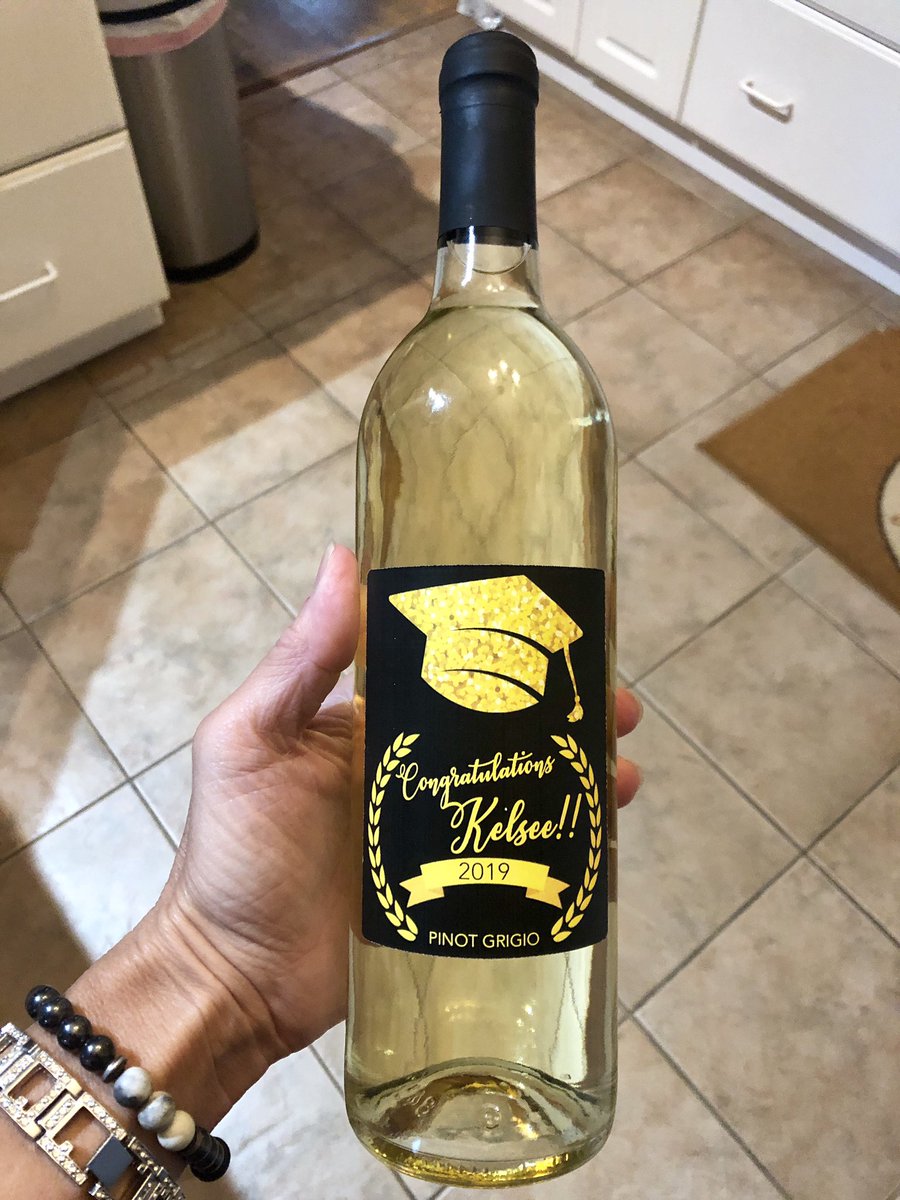 Graduation 👩‍🎓 👨‍🎓 #gifts ~ order yours 🍷 today #PersonalizedLabels 😊 4300 Drummond Road, Niagara Falls ~ stop in and see us!