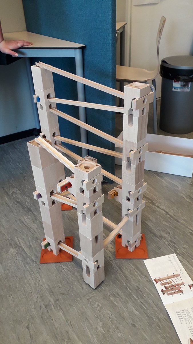 ObsHetDriespan's tweet photo. En wat bouw je dan? Een muzikale knikkerbaan door groep 6F #obshetdriespan https://t.co/GgV8Jr0MbE