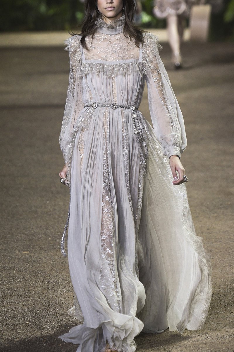 couturegalaxy's tweet photo. elie saab’s spring 2016 couture คอลเลคชั่นนี้คือการผสมผสานองค์ประกอบแบบวิคตอเรียเข้ากับสไตล์อินเดียดั้งเดิม ดีเทลสวยมากด้วยย https://t.co/TOF99hgTB4