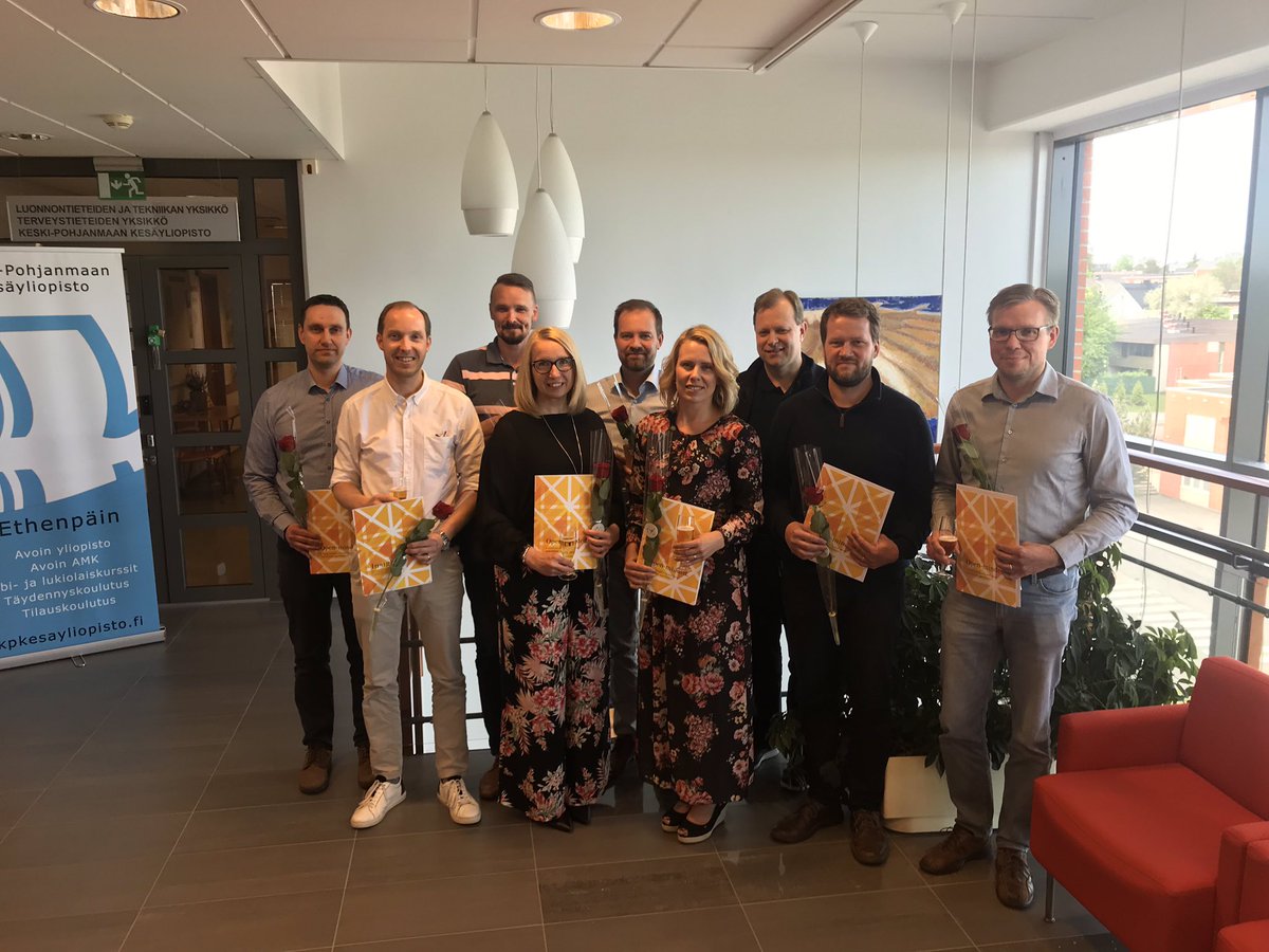 Tänään valmistuivat Kokkolan JOKA -Johtajana kasvaminen Executive MBA moduulin käyneet. Onneksi olkoon syksyllä jatketaan seuraavan moduulin parissa.