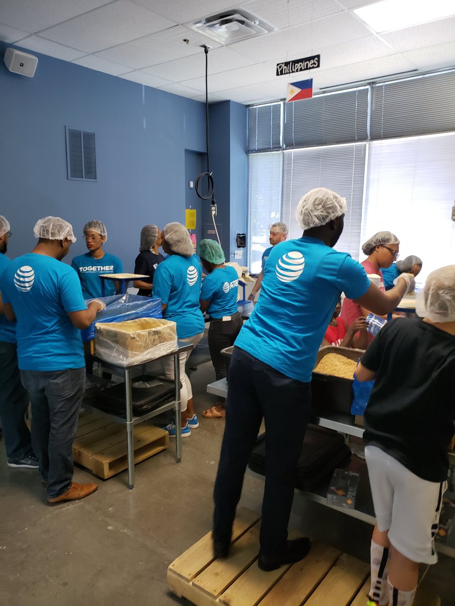 SEADenver's tweet photo. Great opportunity to help out with #FMSC yesterday. They make giving back super easy, fun, and rewarding!  Can't wait to go back! @DMDRrichardson @Mike_Harrison3 @TonySmith4Sales @reevedia @jillmtalbot001 @TheGregHardaway @Qualitytweet1 @zeman_cz5990 #TuggleNation #volunteer https://t.co/HllGGx3VF6