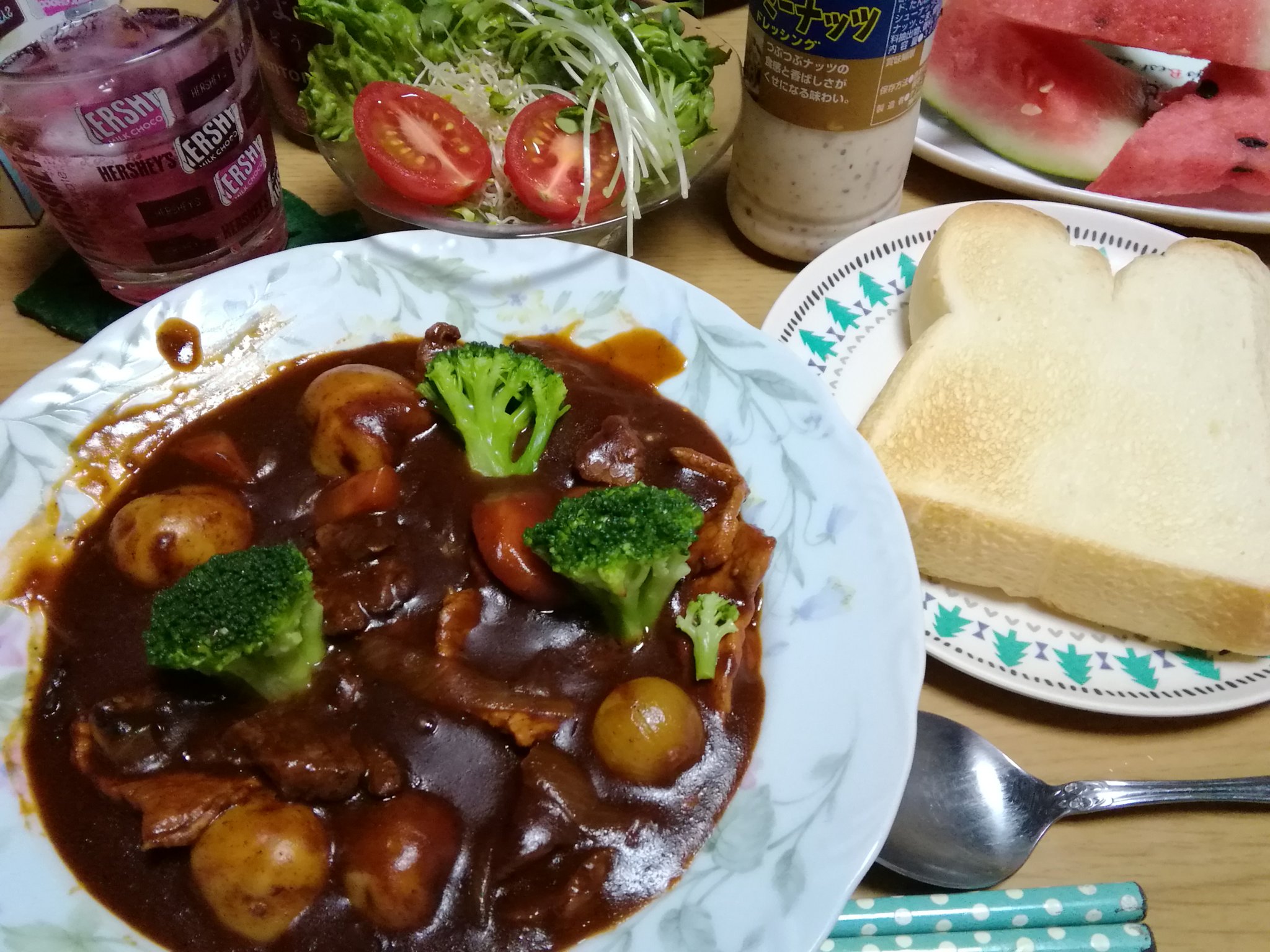 夢前アリス على تويتر 今日のお家夜ご飯は ビーフシチュー デミグラスソース缶を使ったクックパッドレシピ とはいえ 赤ワインが残り僅かで 葡萄味のアルコールを間に合わせで入れてみた 味はケチャップ 濃いソース他で調整しました アルファルファとミニ