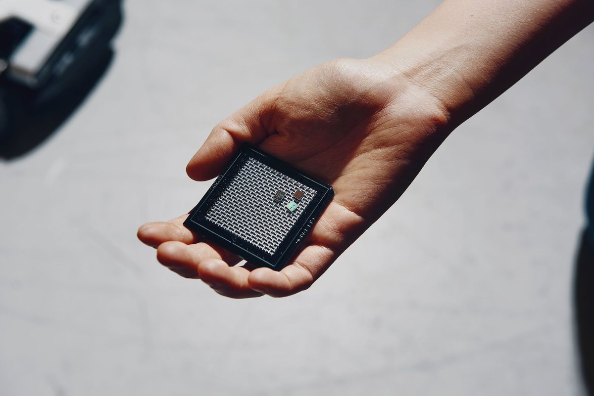 Talkapphoteles's tweet photo. El chip de IA que eclipsa a los robots y drones más impresionantes @techreview_es 
https://t.co/FJm4z6Zz6j https://t.co/BB3wdkwPJ9