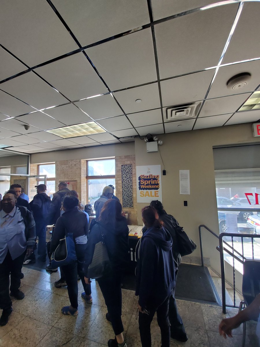 MiLo222781's tweet photo. Kicking off Sizzling Sprint weekend at Logan Bus Co. #iMobileAtlanticAve
@alirio1 
@LauraMcLaugh96 https://t.co/GEkIE4H9mF