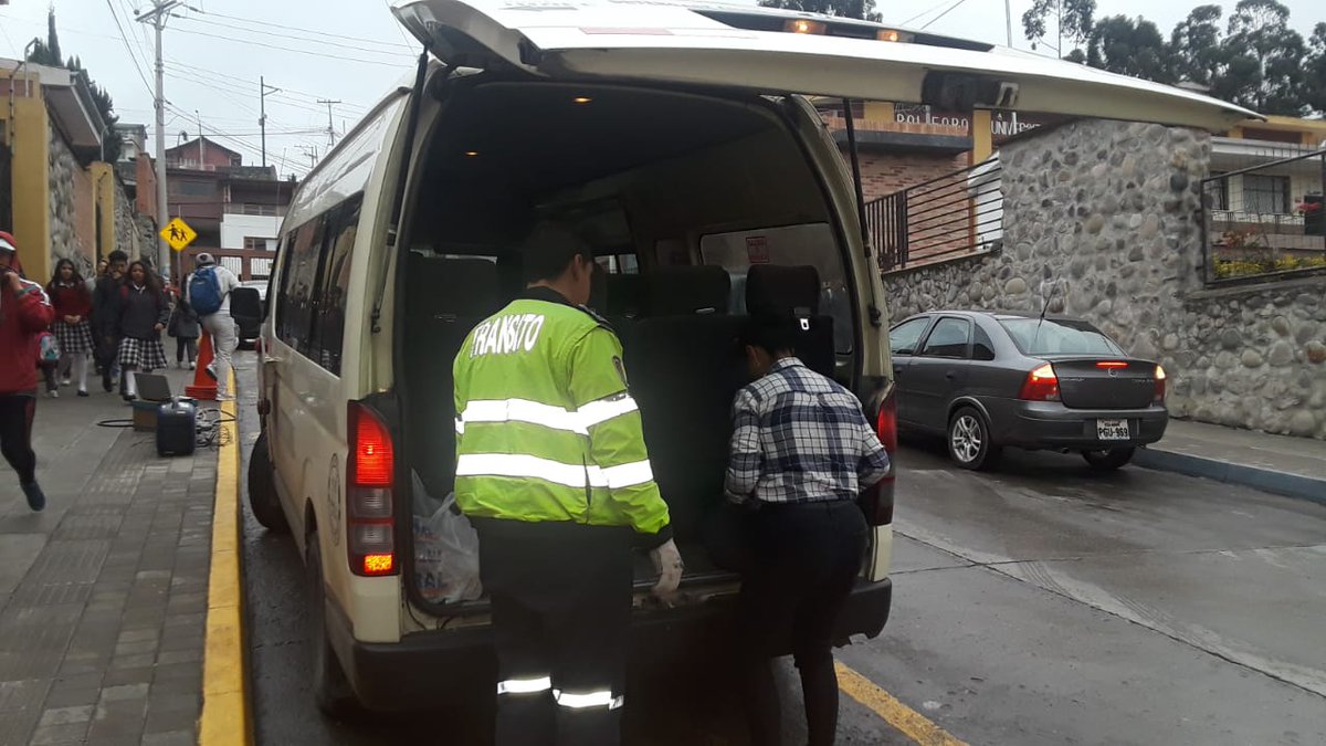 emov_ep's tweet photo. Continuamos ejecutando controles de RTV en las unidades escolares para seguridad de estudiantes y conductores. #TransporteCuenca
@MunicipioCuenca @pedropalaciosu https://t.co/6roB7p0nJe