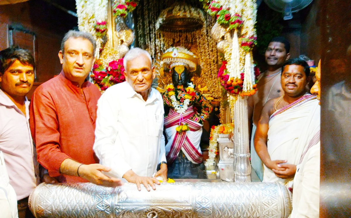 GanpatravD's tweet photo. पंढरपूर येथे विठुरायाच्या चरणी राज्यातील शेतकऱ्यांसाठी व युवकांच्या उज्वल भविष्यासाठी प्रार्थना केली. https://t.co/ezLtU2l5CR