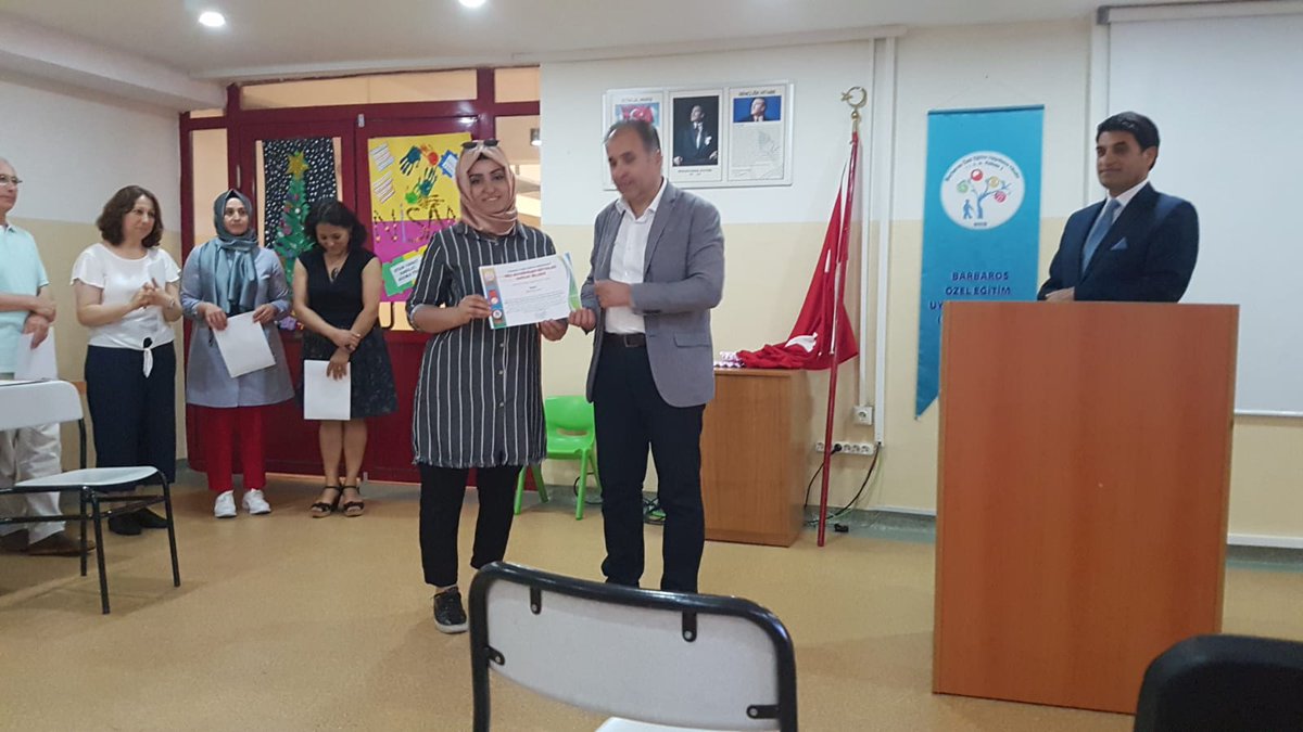 uskudarbarbaros's tweet photo. 'Veli Akademileri Projesi' kapsamında okulumuz velilerine  sertifikalarını Üsküdar İlçe Milli Eğitim Şube  Müdürü İshak Aslan  takdim etti.
#veliakademileri #mustafauslu64 #memleventyazici  #er_soylemez #ishakaslan https://t.co/3EDL3JGCmQ