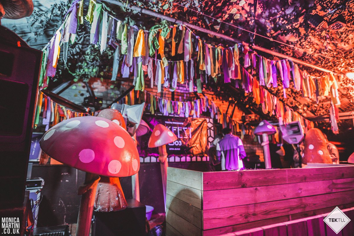 ShinyPeople_'s tweet photo. We've been busy making lots of colourful #handmade fabric bunting in the Shiny workshop lately and it is now available to hire! Here it is in action at @Tektu_ last week, available in 15m, 20m and 40m strips. Email shinypeopleevents@gmail.com to enquire! Pics by @_MonicaMartini https://t.co/MdwZSEGEZg