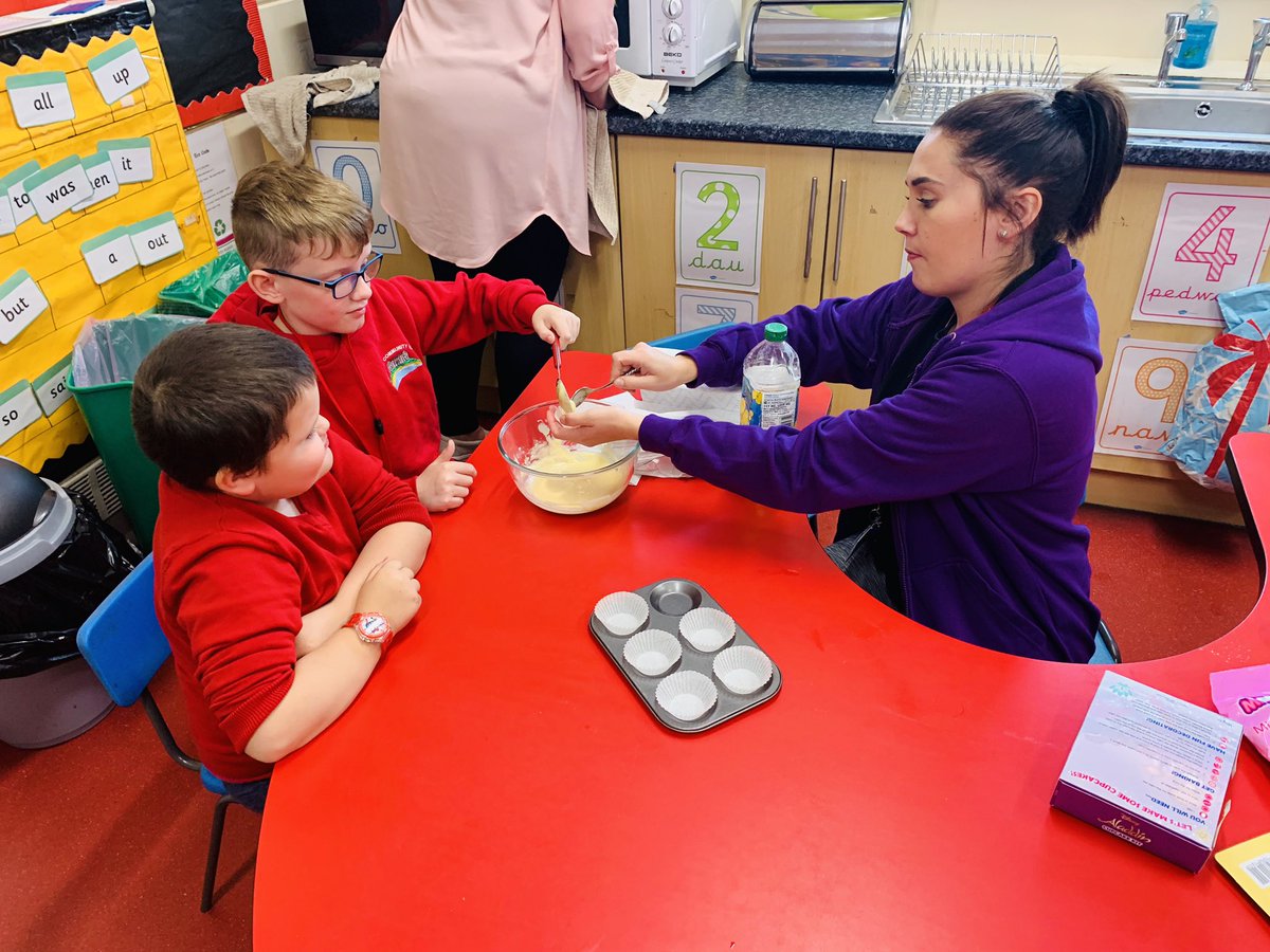 BubsyTownhill's tweet photo. STF are making animal themed cupcakes for our ‘Freaky Friday’ Pupil Voice activity! 🦒 🦔 🦓 Yummy! 😋 #THCstf #THCfreakyfriday #THCcreative #learningisfun https://t.co/hYQG0CRjnf