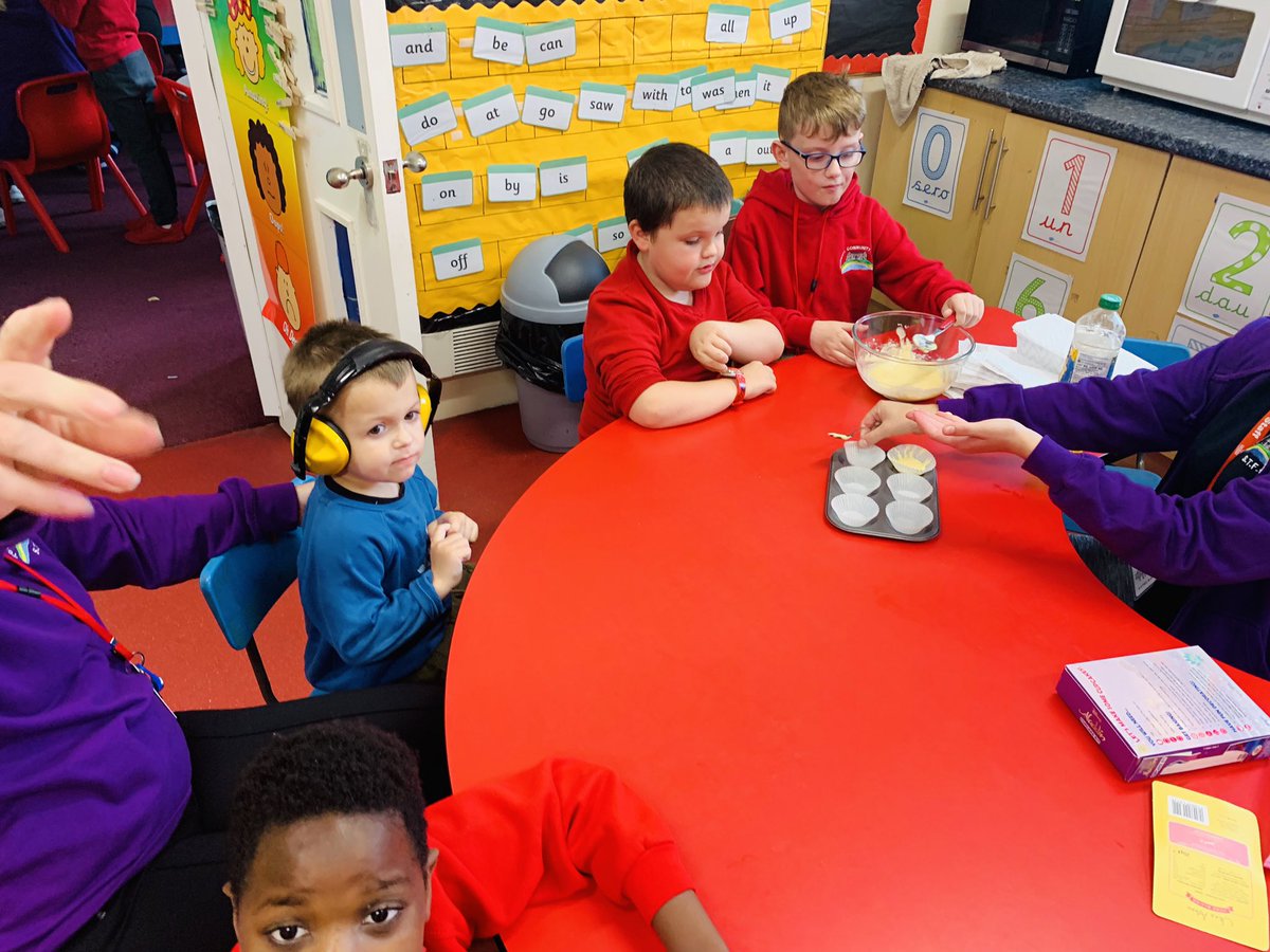 BubsyTownhill's tweet photo. STF are making animal themed cupcakes for our ‘Freaky Friday’ Pupil Voice activity! 🦒 🦔 🦓 Yummy! 😋 #THCstf #THCfreakyfriday #THCcreative #learningisfun https://t.co/hYQG0CRjnf