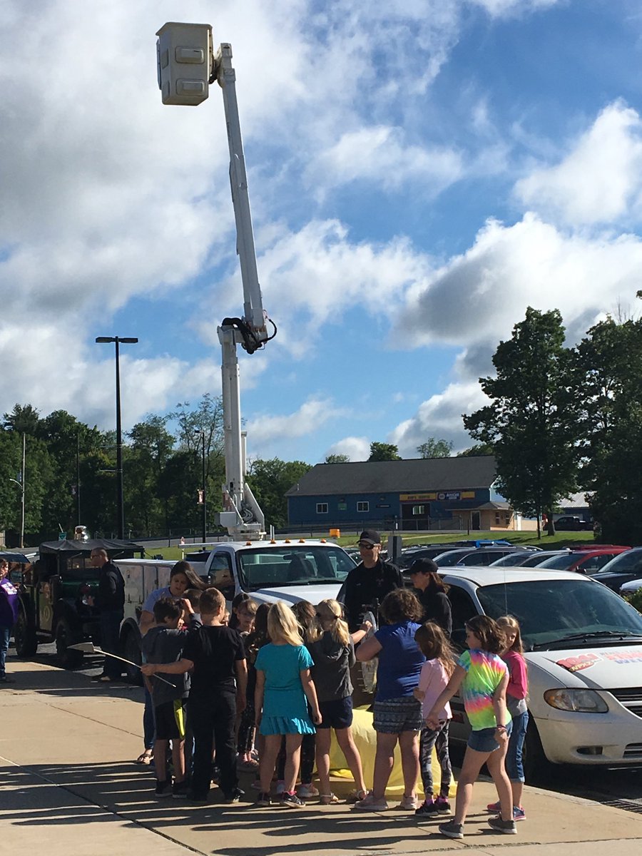 PamStreich's tweet photo. Careers on Wheels! Punxsutawney Elementary! https://t.co/v9HIZeZlrk