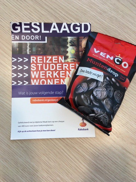 Dalenkarin's tweet photo. Ook in Klaaswaal waren er veel vlaggen te zien. Woensdagmiddag samen met collega @elinemiddelhoek op pad geweest met een flyer en een zak drop om de geslaagden te feliciteren. Trots! #geslaagd#@RaboHHV. Lees meer op https://t.co/mpcepH7E2r. Maak kans op een cheque van 400 euro. https://t.co/sfn2HaBmIC