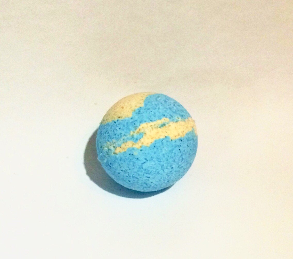 GoodKittyNats's tweet photo. Blueberry Pie Bath Bomb - 2.5 - 2.8 oz per fizzling bathbombs https://t.co/QPsSHPrmrB #Naturalskincare #EtsyShop #Bathfizzy #Bathbomb #Skincare #Handmade #Etsy #GKN #GoodKittyNaturals #HandcraftedSoap #BathBombs https://t.co/mmFxv5NVU8