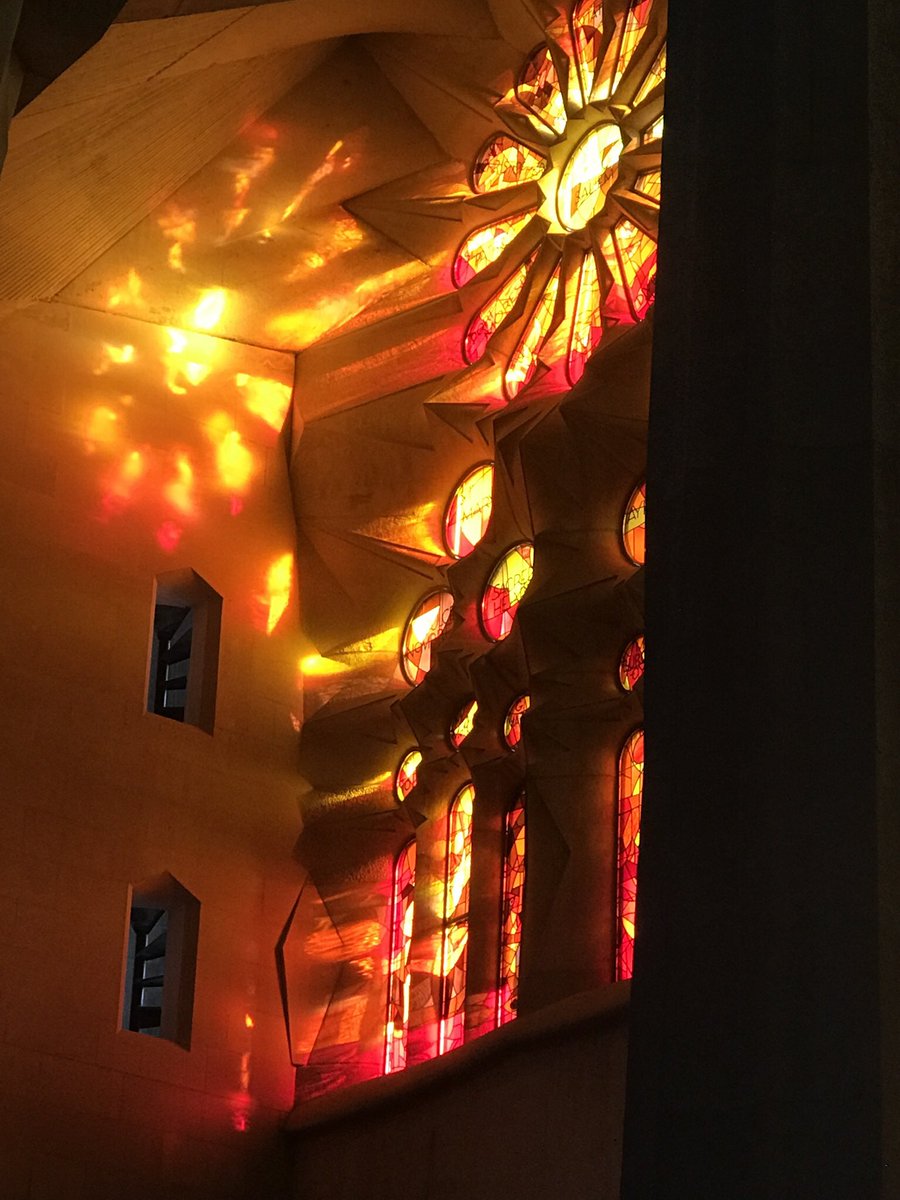 kungphewpanda's tweet photo. Sunset in Darwin last night and La Sagrada Família last month- Gaudi’s genius is breathtaking! https://t.co/MasDwMRJNp