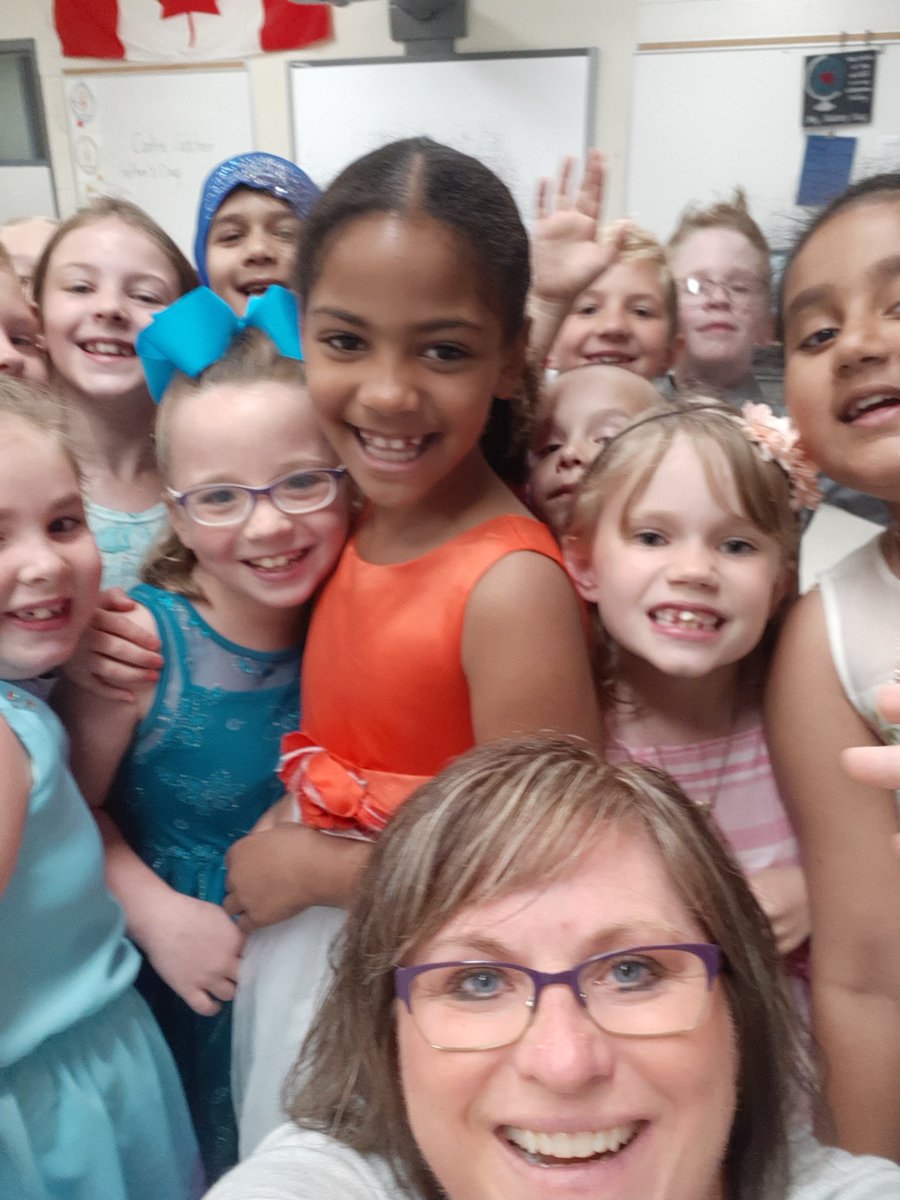TheresaPallett's tweet photo. No better way to kick off off my birthday than with MY kids @HPEDSB_POW! They sang to me and chanted 'are you 1?, are you 2? .....all they way to my magic # of the day! #lovemyjob! #teachingisaprivilege https://t.co/FFliSJiyWP