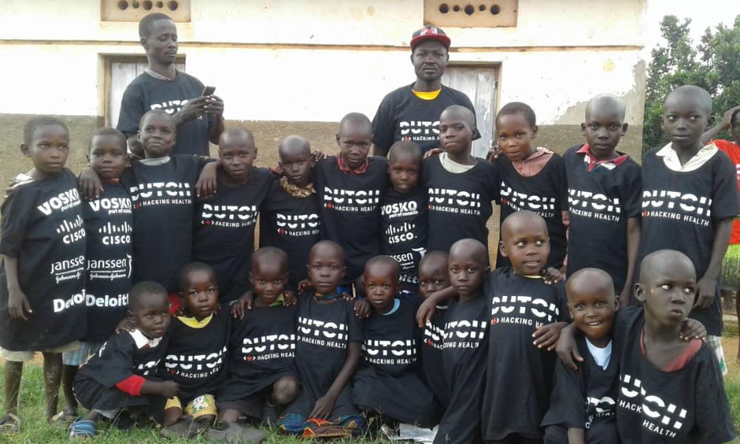 HH_Utrecht's tweet photo. Circa 40 @DutchHackHealth shirts hebben hun weg gevonden naar een ziekenhuis in #Angal, #Oeganda. De plaatselijke helden die de shirts ontvingen, leren via #voetbal samen te werken en zijn hard op weg om ooit kampioen te worden van Oost #Afrika.
#DutchHH19 https://t.co/PtfrwGkwkD