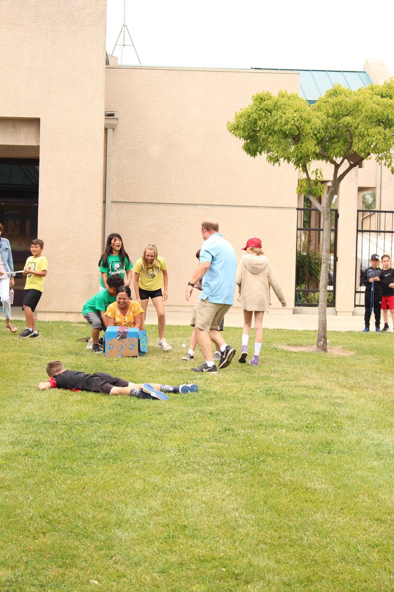 MissBoniface4's tweet photo. I love box car derby day! These 4th graders worked hard on their cars and had a blast racing them even when they instantly fell apart. They also tried to pull their teachers. Which ended hilariously. @LMSCamarillo @PVSDCamarillo https://t.co/t5qm2UzWkL