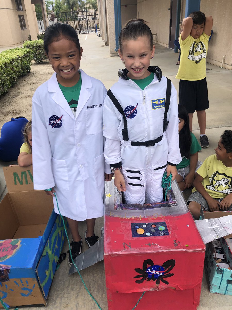 MissBoniface4's tweet photo. I love box car derby day! These 4th graders worked hard on their cars and had a blast racing them even when they instantly fell apart. They also tried to pull their teachers. Which ended hilariously. @LMSCamarillo @PVSDCamarillo https://t.co/t5qm2UzWkL