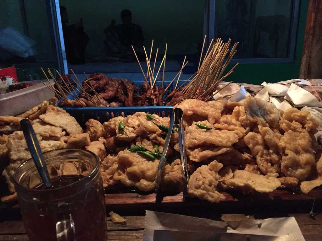 makan mewah berbumbu curhat dan sambat strangers dari segala strata.. politik masih jadi topik bahasan utama 😌