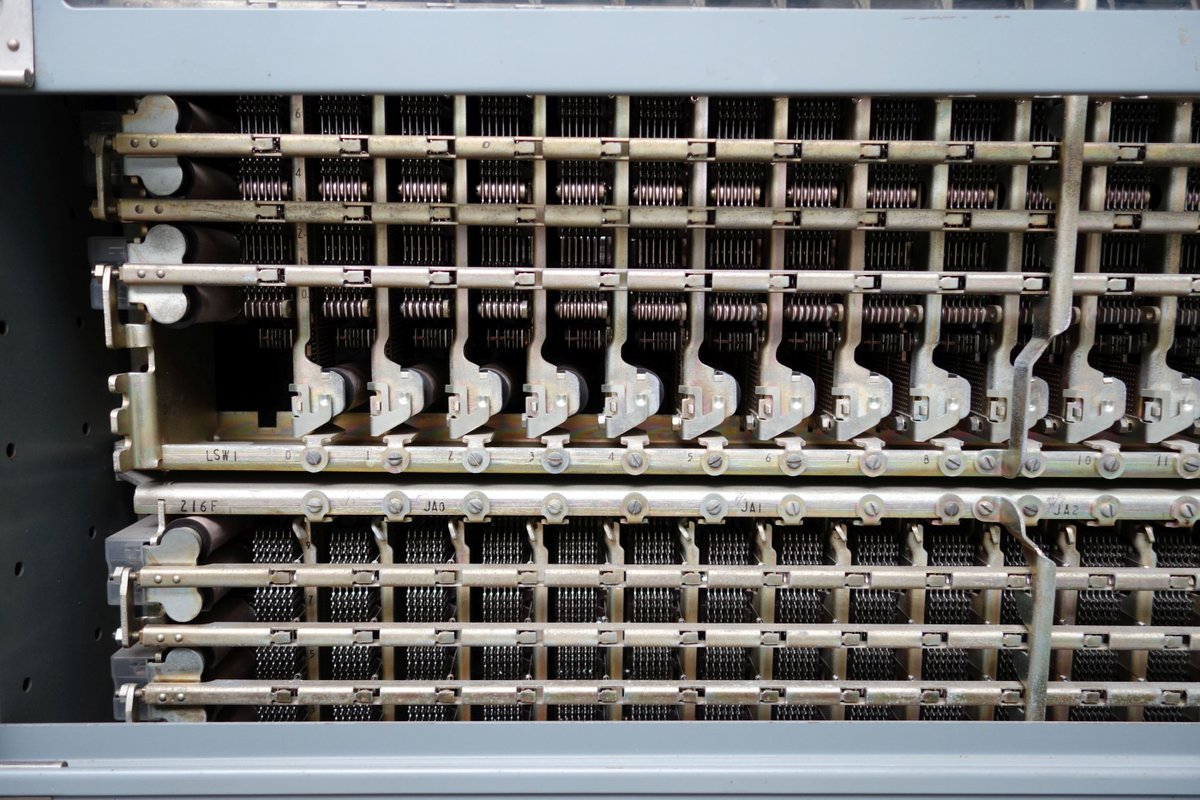 ステップバイステップ交換機やら、クロスバー交換機。 ガイドは設備系