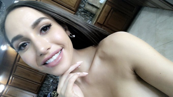 Happy Friday y&rsquo;all! 😁😘 https://t.co/RlySCRns5g