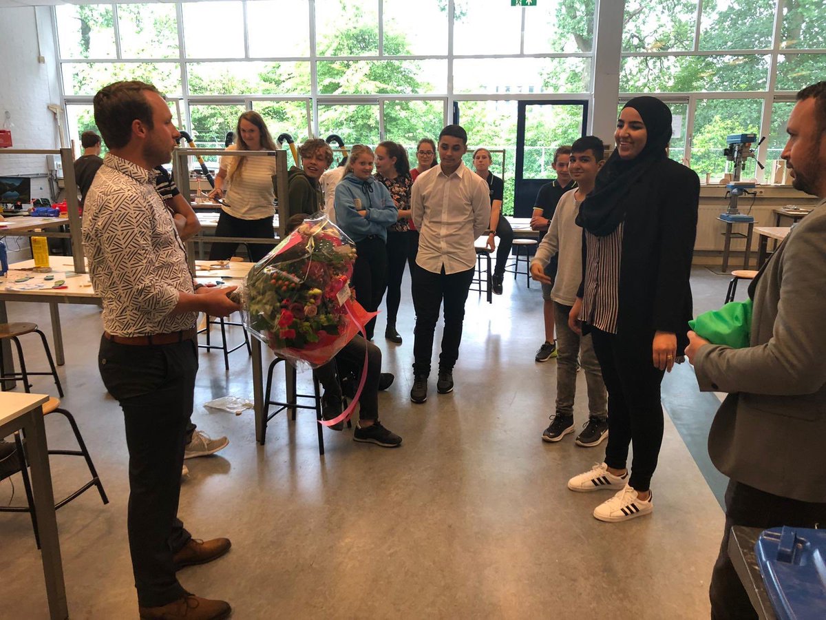 <a href="/D66Breda/">D66 Breda</a> is trots op onze Bredase docente Chaimae Faqir van het <a href="/Tessenderlandt/">Tessenderlandt</a>. Zij werd vorige week verkozen tot ‘docent van het jaar’🥇🏆. Onze raadsleden @joekvpul en <a href="/FBoulakjar/">Faissal Boulakjar</a> zochten Chaimae op om haar persoonlijk te feliciteren 💐