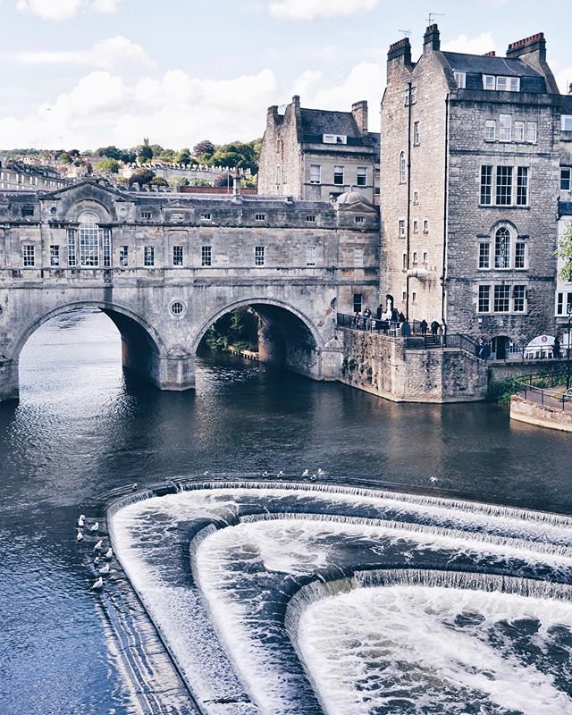 One more must-see bridge to add to your travel list.
Pulteney bridge in Bath feels a bit familiar: same as it’s famous brother in Florence, it got several shops located right on it. While standing on the road that goes through it, you hardly realize that… bit.ly/2Zp9FDi