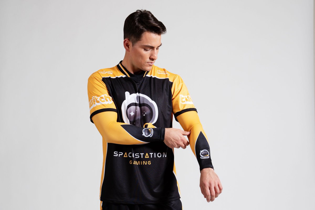 RapidThreads's tweet image. A turn-key print on-demand solution for e-sports teams. 🎮#RapidThreads #LeagueApparel