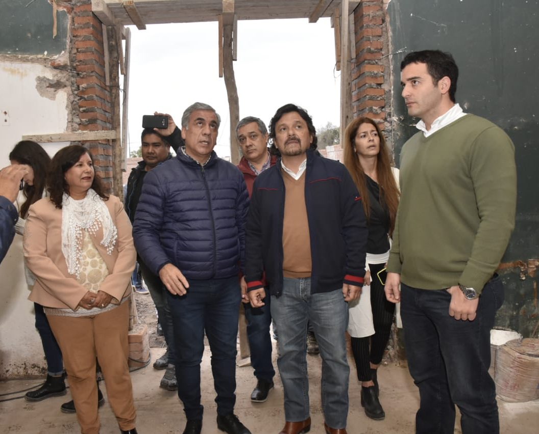 GustavoSaenzOK's tweet image. Junto a @NJarsun y @yolandaoficiall recorrimos la obra de la clínica IMAC y Centro de Diálisis, que se construye en Rosario de Lerma. Esta destinada a prestar asistencia de alta complejidad a toda la región ¡Una obra muy importante para todos los salteños!