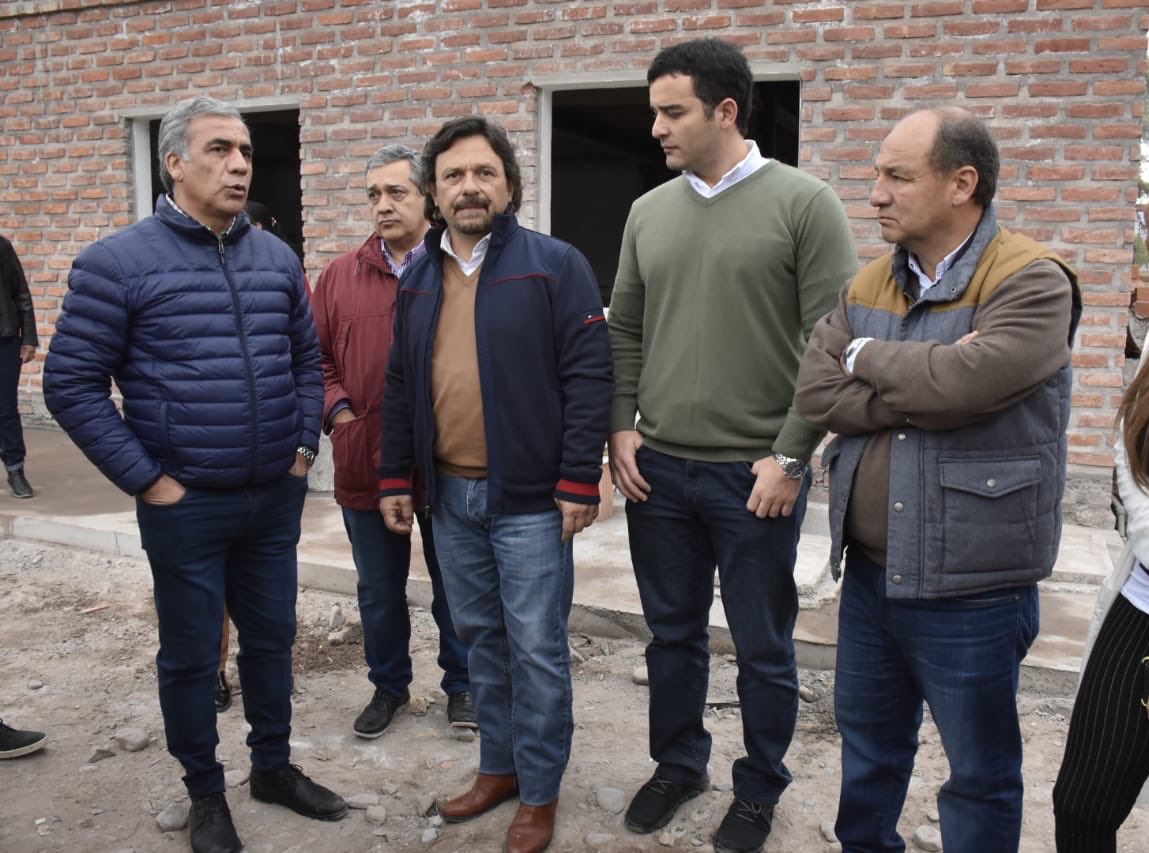 GustavoSaenzOK's tweet image. Junto a @NJarsun y @yolandaoficiall recorrimos la obra de la clínica IMAC y Centro de Diálisis, que se construye en Rosario de Lerma. Esta destinada a prestar asistencia de alta complejidad a toda la región ¡Una obra muy importante para todos los salteños!