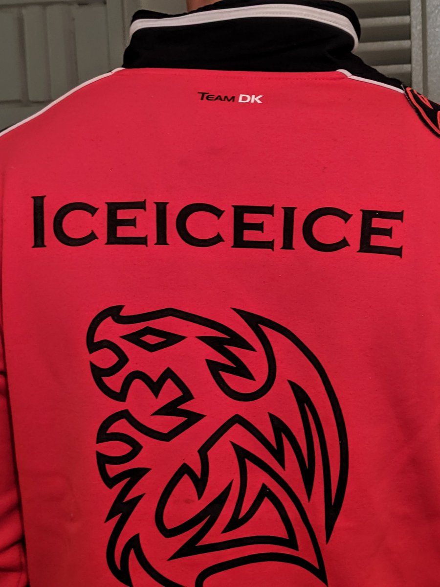 talflyaizik's tweet photo. More #thingsifind: I swapped my Fnatic jacket for Daryl's at TI4! Anyone remember the legendary DK days?🔥
https://t.co/bieRwho2cL https://t.co/BADPoqdSLM