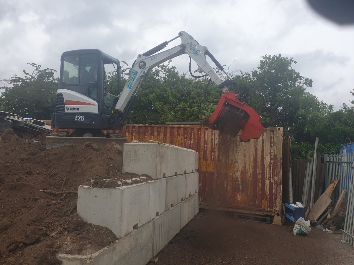 MiniLtd's tweet photo. Bobcat E26 and Bav screening bucket now for hire. 50mm 25mm 12mm meshes available https://t.co/GuuLvaMD1m