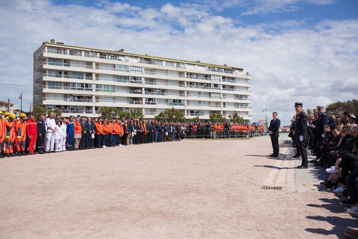 SauveteursenMer's tweet photo. Retour sur l'#HommageNational du Président de la République @EmmanuelMacron aux #SauveteursenMer #SNSM #SablesDOlonne. + de 700 sauveteurs bénévoles étaient présents hier pour leur rendre hommage &amp; les soutenir. Merci pour tous vos messages de soutien
Photos 📸 Baptiste Blanchard https://t.co/fbqr9LTxSD