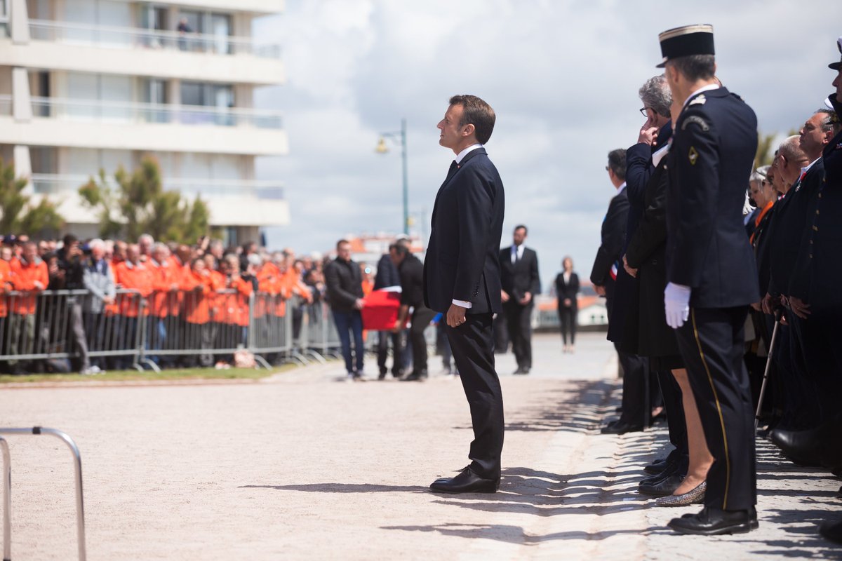 SauveteursenMer's tweet photo. Retour sur l'#HommageNational du Président de la République @EmmanuelMacron aux #SauveteursenMer #SNSM #SablesDOlonne. + de 700 sauveteurs bénévoles étaient présents hier pour leur rendre hommage &amp; les soutenir. Merci pour tous vos messages de soutien
Photos 📸 Baptiste Blanchard https://t.co/fbqr9LTxSD