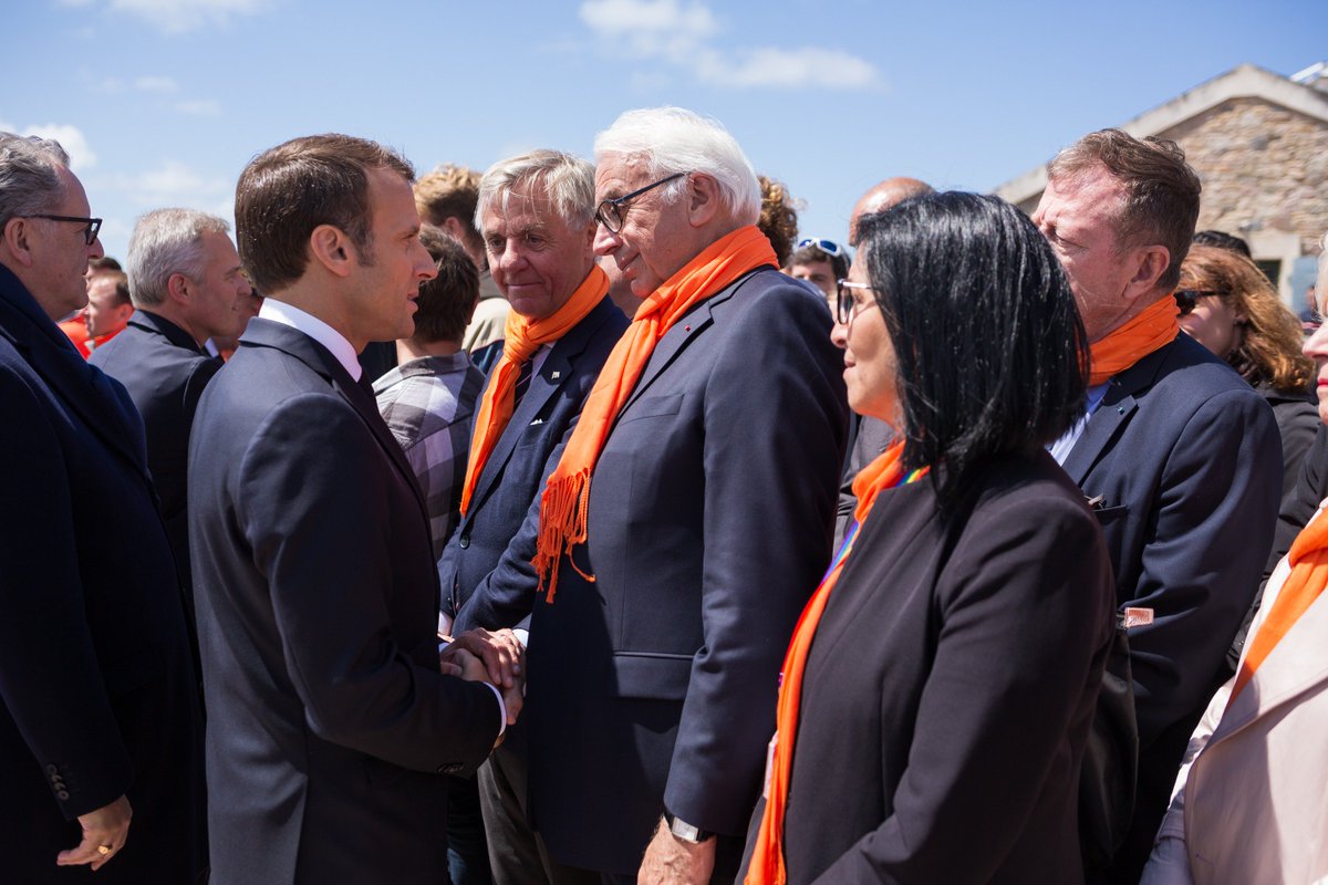 SauveteursenMer's tweet photo. Retour sur l'#HommageNational du Président de la République @EmmanuelMacron aux #SauveteursenMer #SNSM #SablesDOlonne. + de 700 sauveteurs bénévoles étaient présents hier pour leur rendre hommage &amp; les soutenir. Merci pour tous vos messages de soutien
Photos 📸 Baptiste Blanchard https://t.co/fbqr9LTxSD