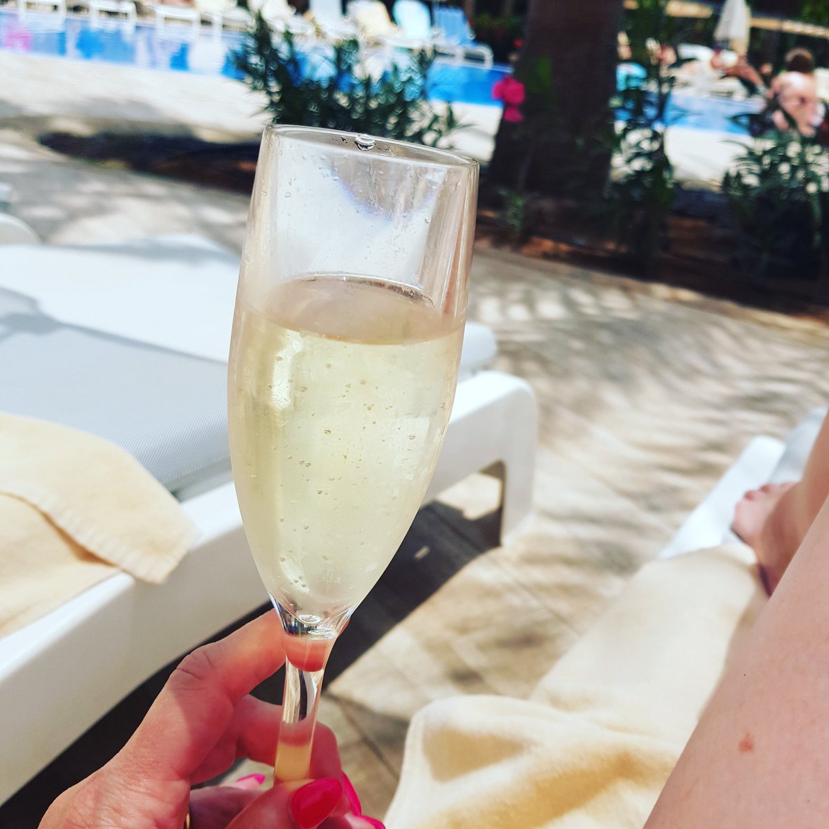 CaryPearce7's tweet photo. Prosecco, Pool, Prince Playing, Perfect #sal #capeverde #ruipalace ππ https://t.co/vtoClwX5kW