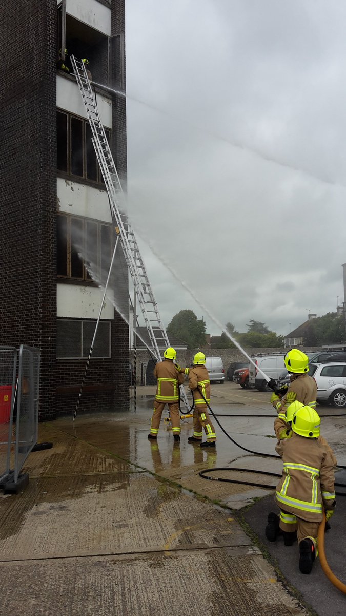 WestSussexFire's tweet photo. It's been a great week for our 9 new on-call/retained firefighters who started their course on Monday 🔥🚒They'll join crews at @WSFRSHHeath @station_48 @ShorehamFire @EastWitt_stn40 @52Steyning @station49fire @ChichesterFire & #Lancing fire stations! #ProudToBeOnCall @WSFRS_TDA https://t.co/dwP2NxZ7M9
