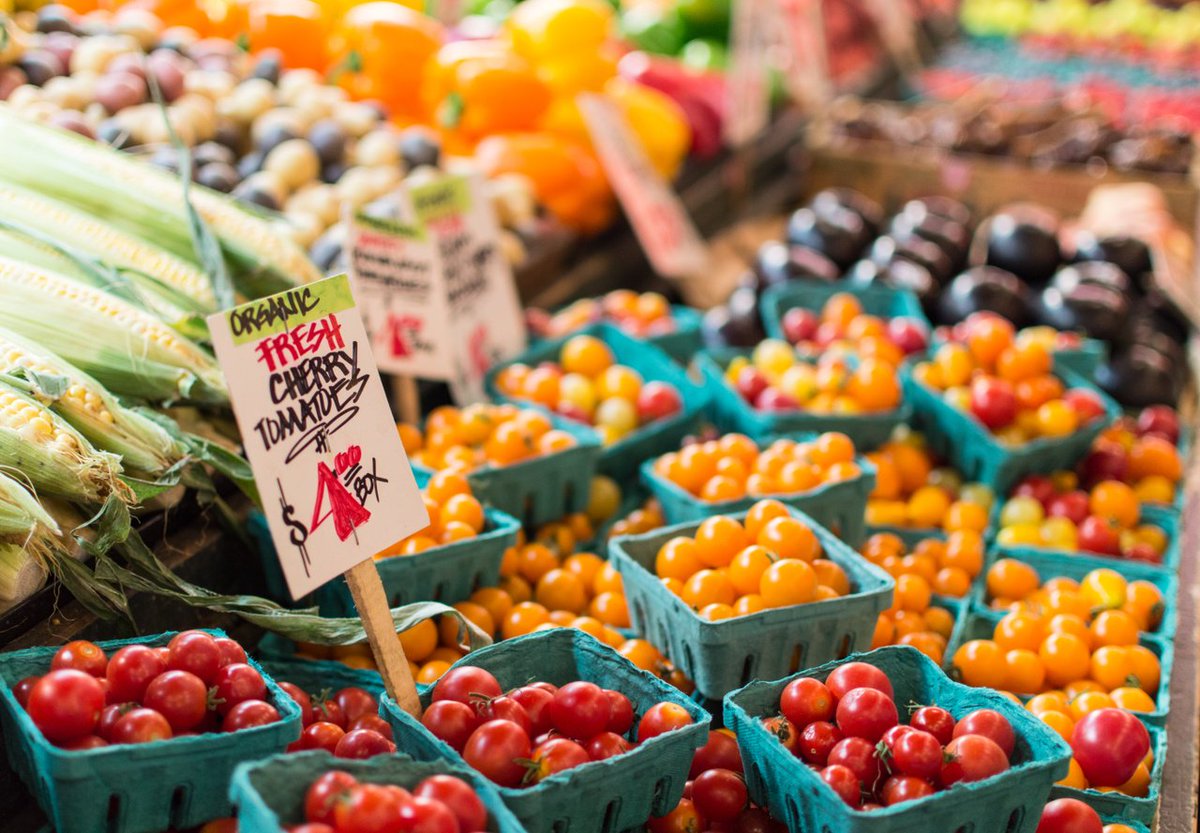 Be sure to get out to the Brookside Farmer's Market this Saturday! All the produce is locally sourced, and it's a great way to meet new people. 🍅 Open from 8am-1pm!

#farmersmarket #brooksidekc