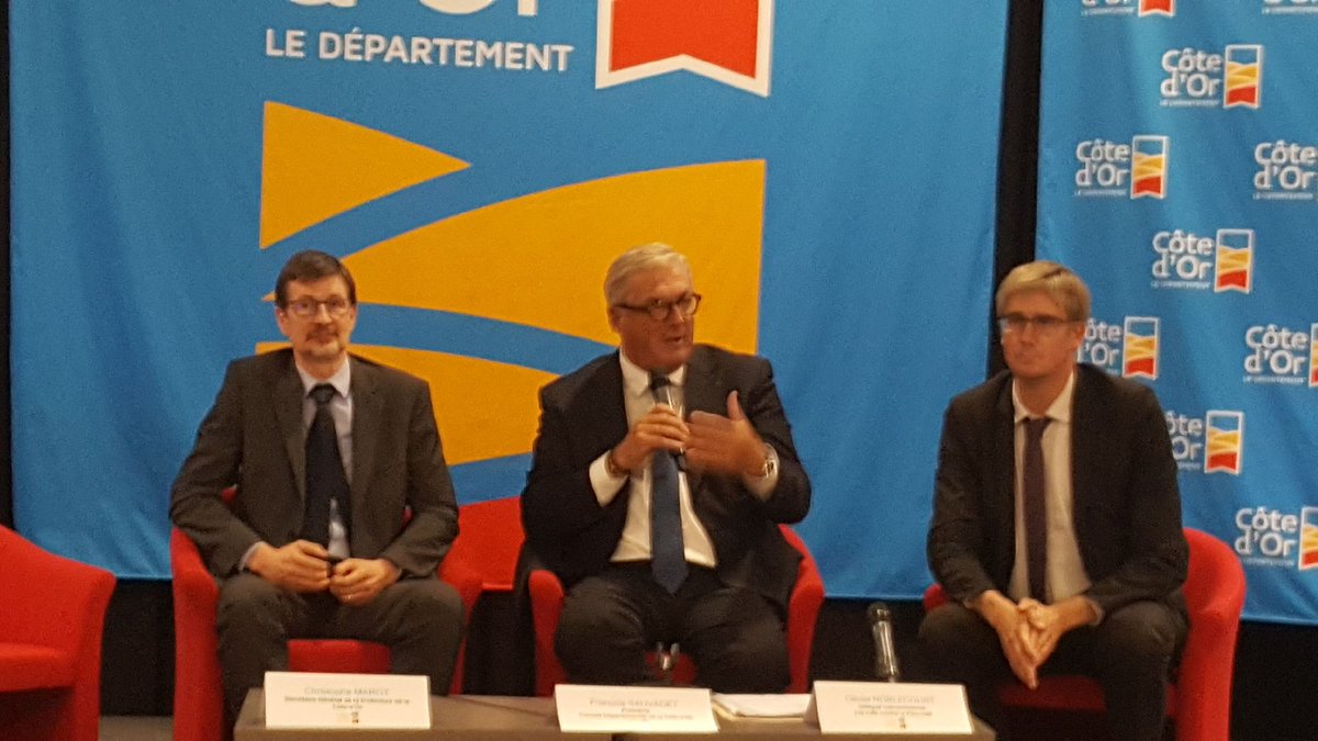 Pole Emploi  à la signature du Pacte solidarité Cote d or avec  le Président du Département François SAUVADET et Olivier NOBLECOURT Délégué interministériel à la prévention de la Pauvreté . Pole Emploi acteur du retour  vers l emploi de nos concitoyens les plus fragiles.