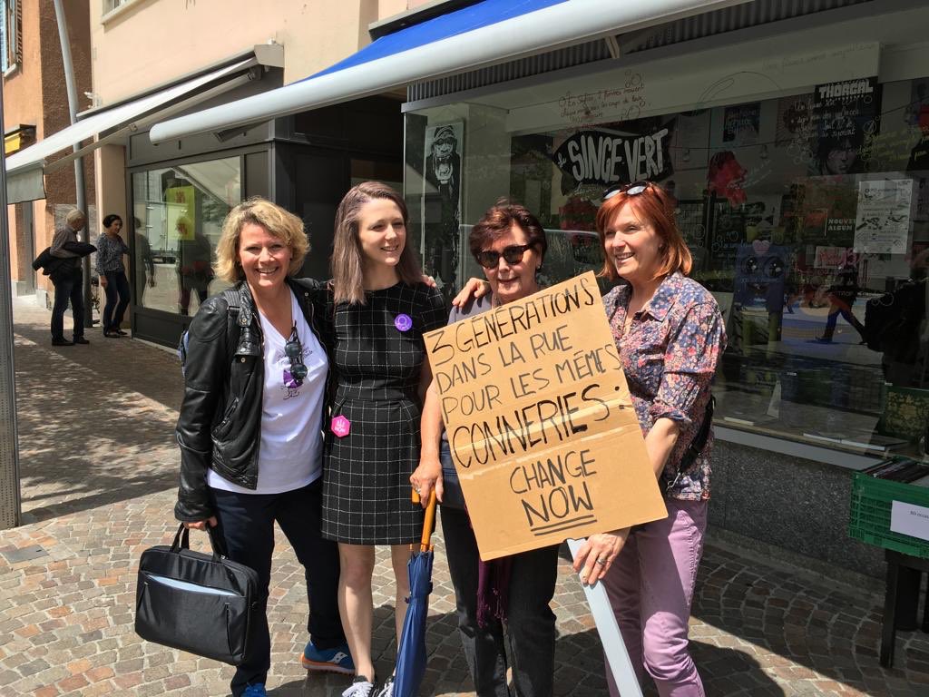 Même lieu, même famille, même thème que notre manif de 1991. Juste l’une d’entre nous qui n’étais pas encore née #grevedesfemmes
