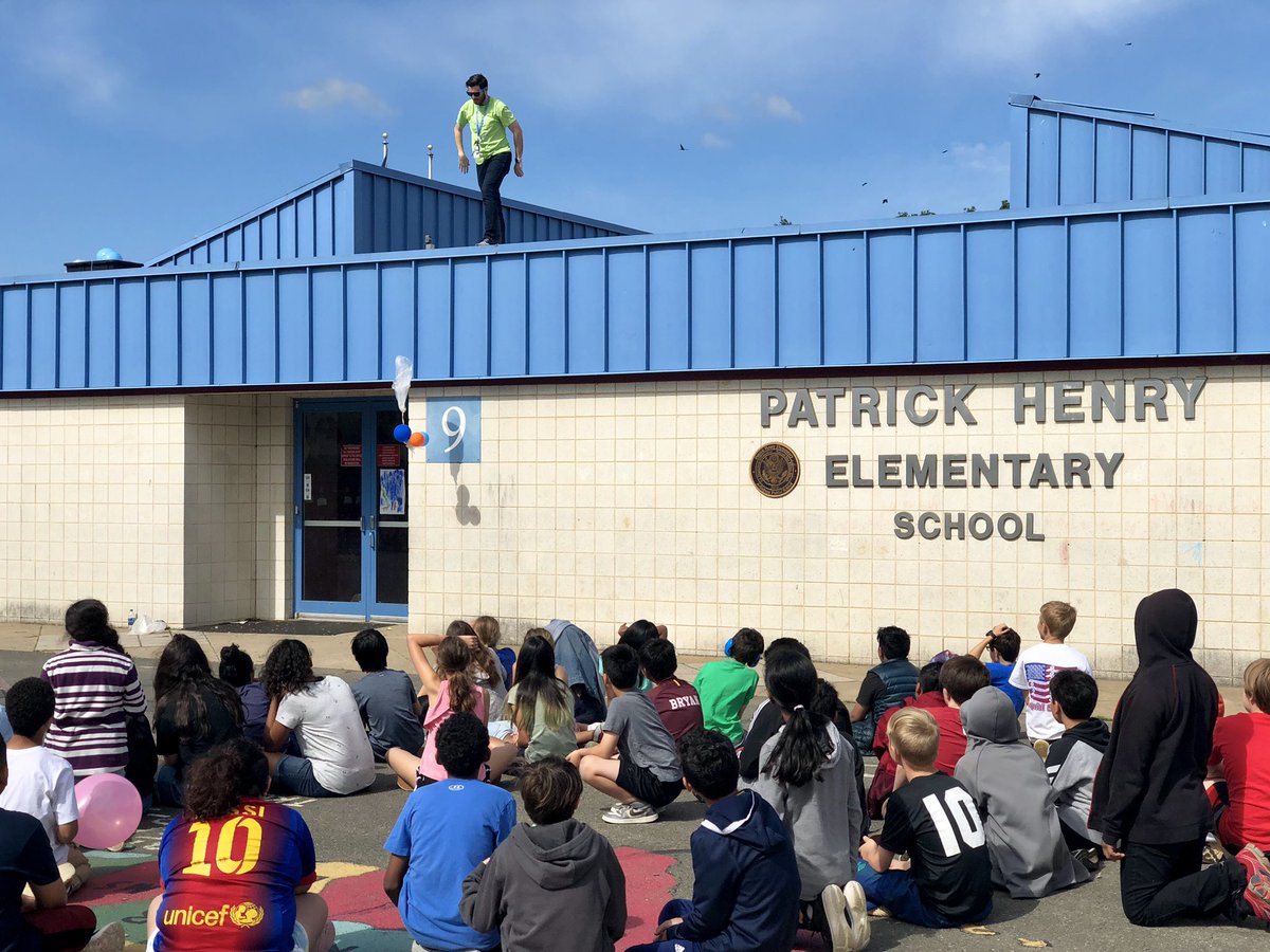 APS_FleetES's tweet photo. Henry’s 5th GR Science Egg Drop STEM Activity was successful - no cracks - only smiles on Ss faces! #PHESBulldogs @APSVirginia @APSHenrySnyder @APSHenryPTA @MrShieldsAPS @MrsWeedon5th @MsSwitajAPS @MsWeissbergAPS https://t.co/HefdK3M5kK