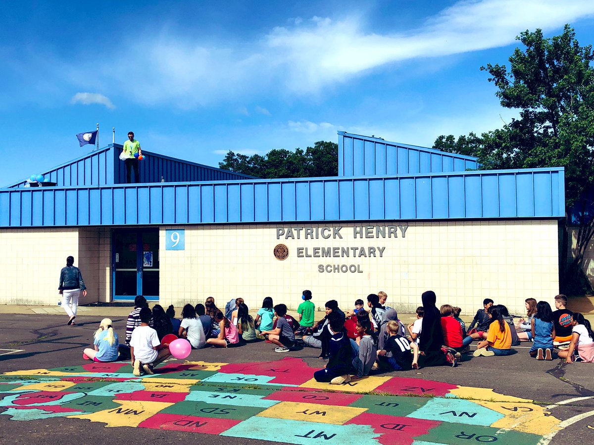 Henry’s 5th GR Science Egg Drop STEM Activity was successful - no cracks - only smiles on Ss faces! #PHESBulldogs <a href="/APSVirginia/">Arlington Public Schools</a> @APSHenrySnyder @APSHenryPTA <a href="/MrShieldsAPS/">Stephen Shields</a> @MrsWeedon5th <a href="/MsSwitajAPS/">Sarah Switaj</a> <a href="/MsWeissbergAPS/">Allie Weissberg</a>