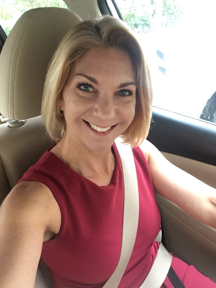 Melissa_Brunner's tweet photo. Buckled up and ready to hit the road to #GoRedMHK - see you soon, Littlr Apple! #seatbeltselfie https://t.co/6ZJJRH70NT