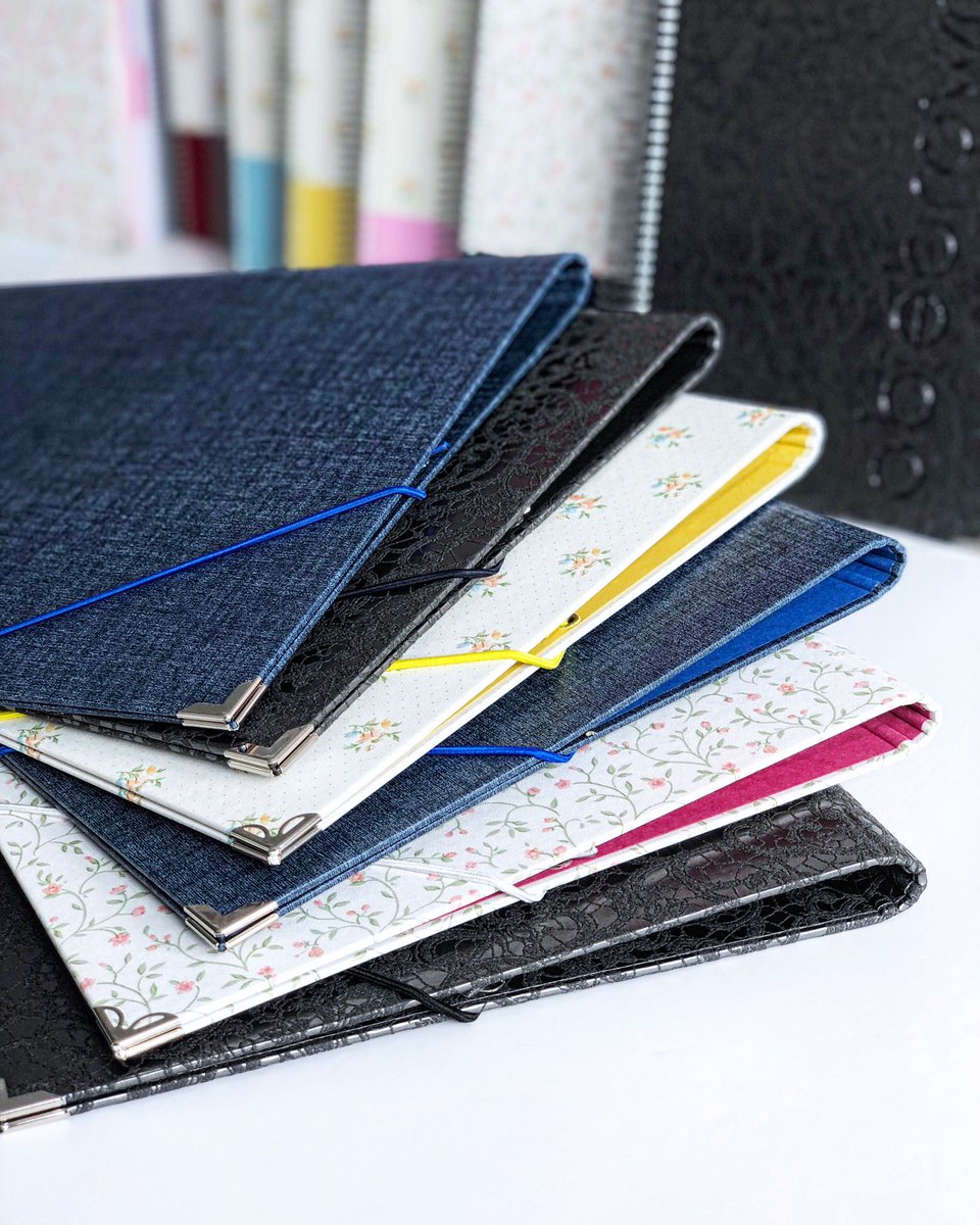 abiebrown's tweet photo. Ya están aquí 😍 Y muy prontito estarán disponibles también en la shop 🛍 para guardar todos aquellos #apuntes y #documentos que necesites llevar contigo en tu #día a día, con #diseño y #estilo ♥️ Próximamente... #carpetas diseñadas y fabricadas en #Abiebrown 🤗 #papeleria https://t.co/lDUxClaNec