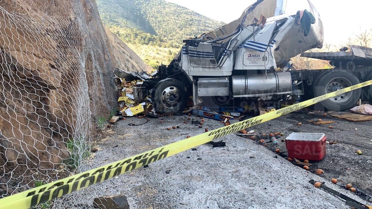 nSaltillo's tweet photo. Trailero pierde la vida tras chocar su unidad contra el cerro en el kilómetro 231 de la carretera 57 en el famoso tramos Los Chorros. Se encuentra cerrada la circulación del carril derecho dirección Matehuala-Saltillo #Arteaga #Saltillo https://t.co/FESmfsU1qL