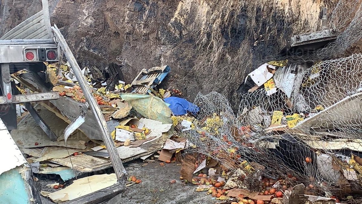nSaltillo's tweet photo. Trailero pierde la vida tras chocar su unidad contra el cerro en el kilómetro 231 de la carretera 57 en el famoso tramos Los Chorros. Se encuentra cerrada la circulación del carril derecho dirección Matehuala-Saltillo #Arteaga #Saltillo https://t.co/FESmfsU1qL