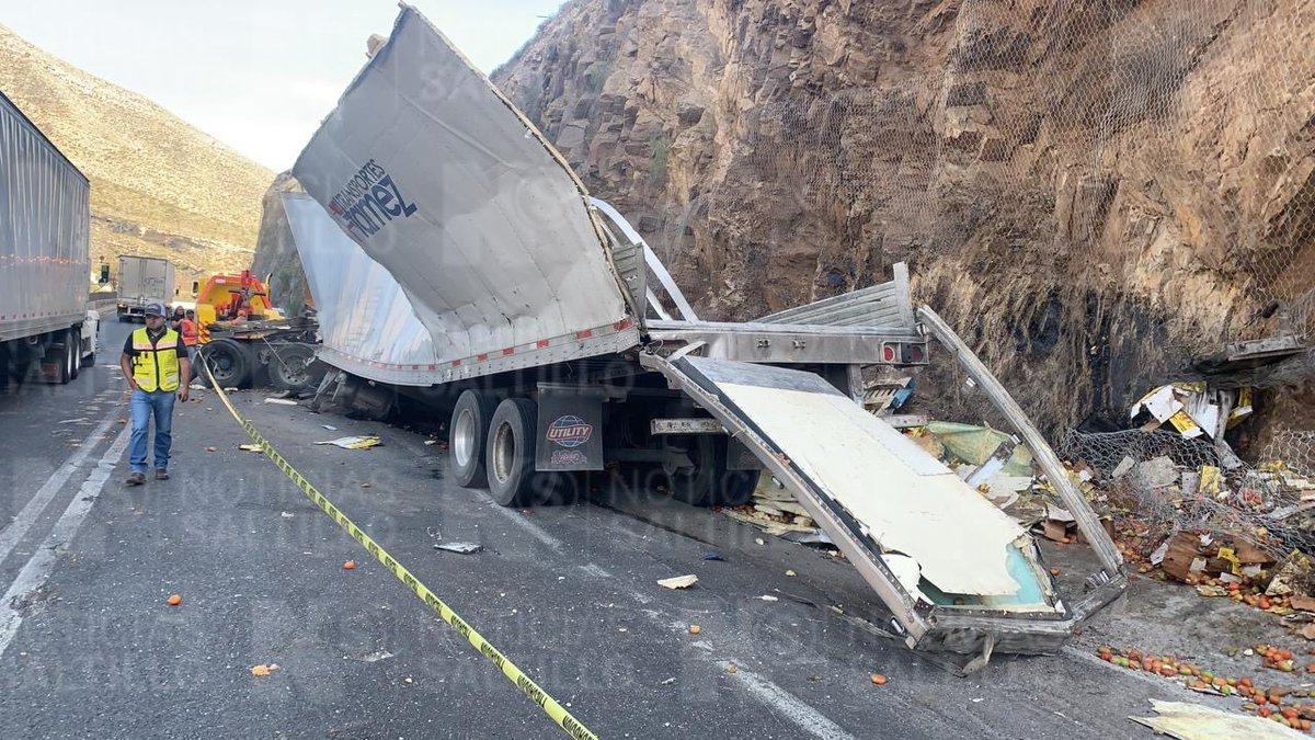 nSaltillo's tweet photo. Trailero pierde la vida tras chocar su unidad contra el cerro en el kilómetro 231 de la carretera 57 en el famoso tramos Los Chorros. Se encuentra cerrada la circulación del carril derecho dirección Matehuala-Saltillo #Arteaga #Saltillo https://t.co/FESmfsU1qL