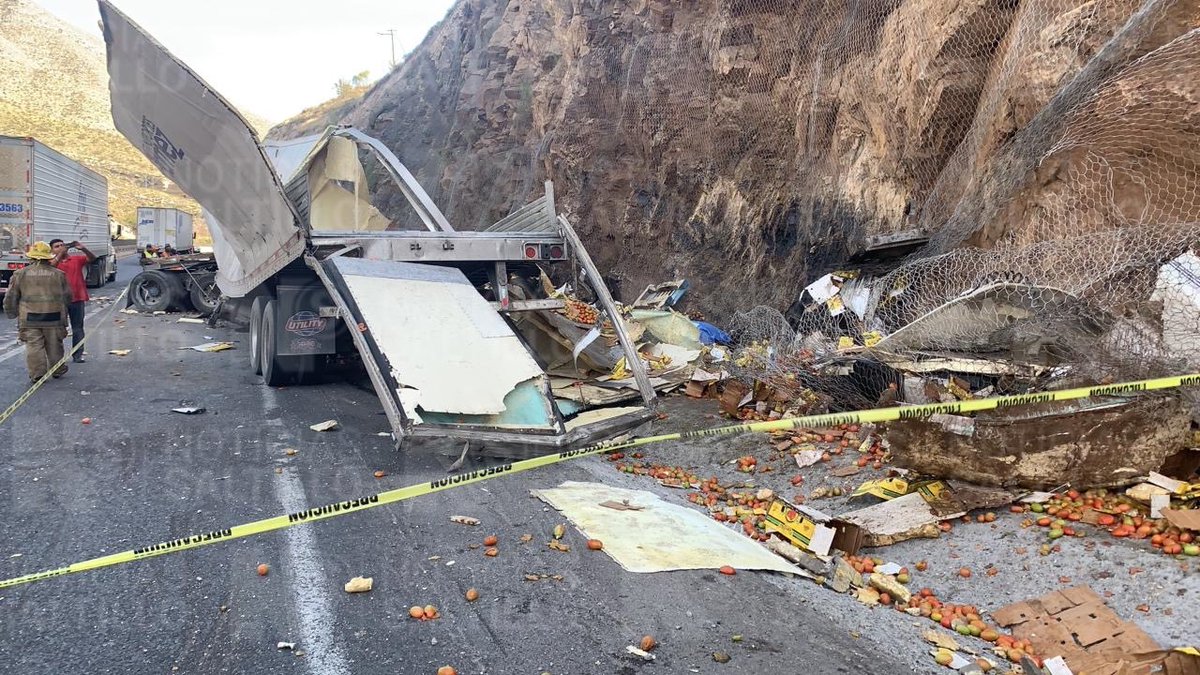 nSaltillo's tweet photo. Trailero pierde la vida tras chocar su unidad contra el cerro en el kilómetro 231 de la carretera 57 en el famoso tramos Los Chorros. Se encuentra cerrada la circulación del carril derecho dirección Matehuala-Saltillo #Arteaga #Saltillo https://t.co/FESmfsU1qL