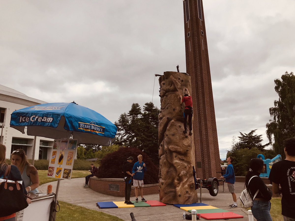 SaraUhacz's tweet photo. Came out of a meeting and ran into this fun @ClarkCollege! #springthing2019 #vanwa #community #fridayfun https://t.co/kc7GxZ4Jji