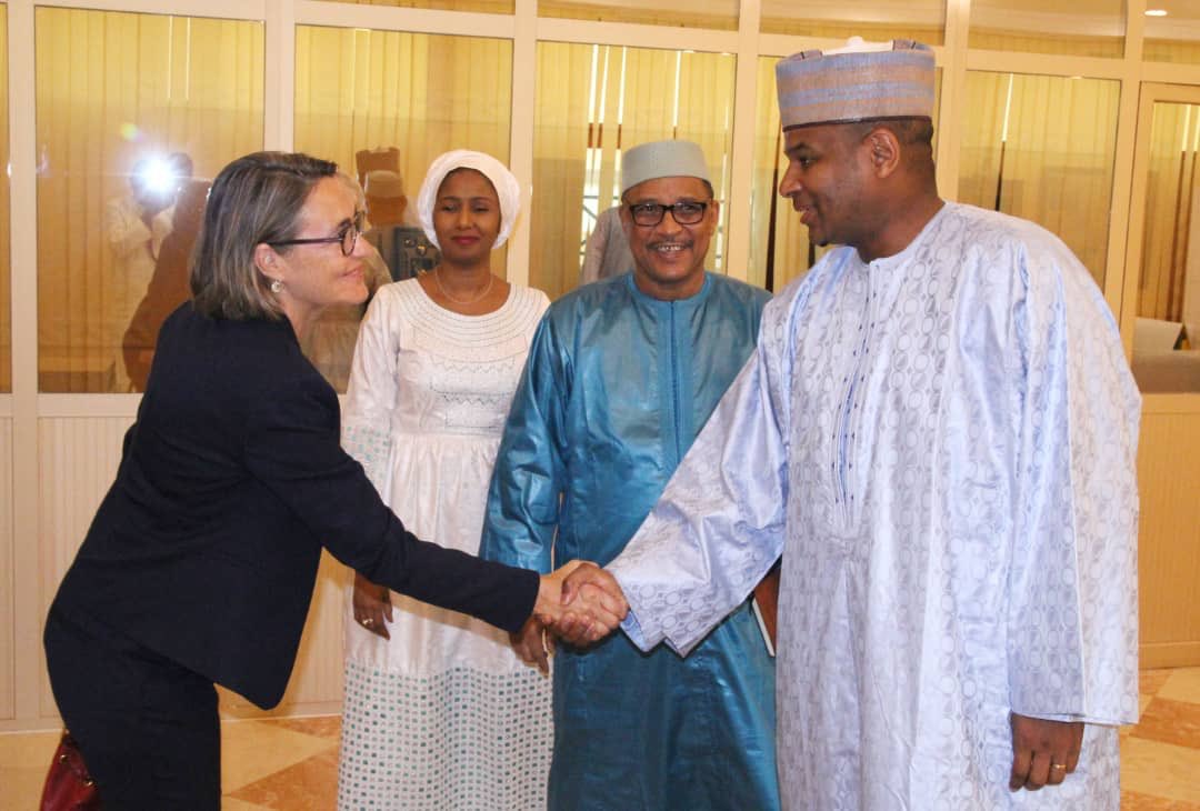 GouvMali's tweet photo. Le Premier ministre, Dr Boubou Cissé a reçu ce vendredi, une délégation composée du @IFAD et de l’Ambassade du Royaume de Danemark au Mali conduite par S.E.Mme Marianne Kress, Ambassadrice du Danemark au Mali et M.Jean-Pascal Kabore, chargé de projet Mali et Cap-Vert au Fida. https://t.co/oN5IIA5lmz